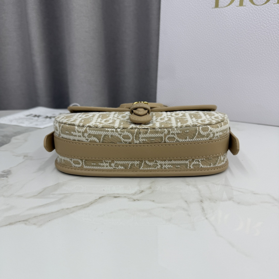 Dior原單女款帆布老花半月包品牌圖騰刺繡設計| 12 Dior原單女款帆布老花半月包品牌圖騰刺繡設計