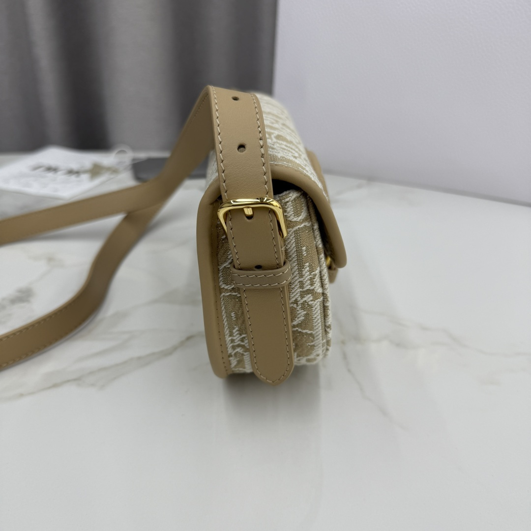 Dior原單女款帆布老花半月包品牌圖騰刺繡設計| 11 Dior原單女款帆布老花半月包品牌圖騰刺繡設計