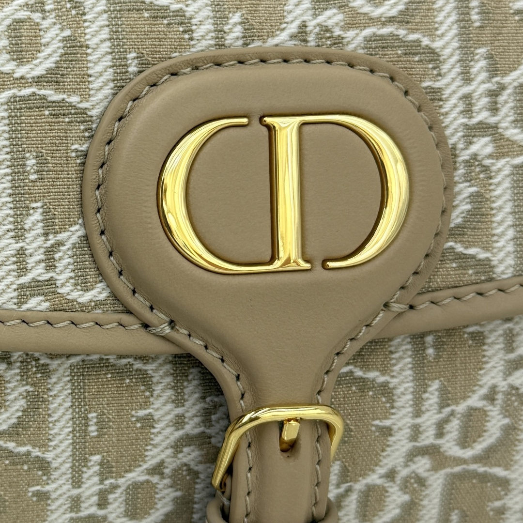 Dior原單女款帆布老花半月包品牌圖騰刺繡設計| 10 Dior原單女款帆布老花半月包品牌圖騰刺繡設計