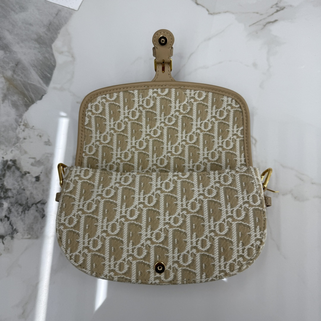 Dior原單女款帆布老花半月包品牌圖騰刺繡設計| 9 Dior原單女款帆布老花半月包品牌圖騰刺繡設計