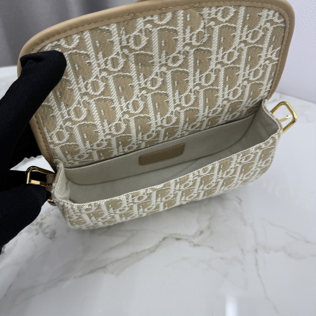 Dior原單女款帆布老花半月包品牌圖騰刺繡設計| 8 Dior原單女款帆布老花半月包品牌圖騰刺繡設計