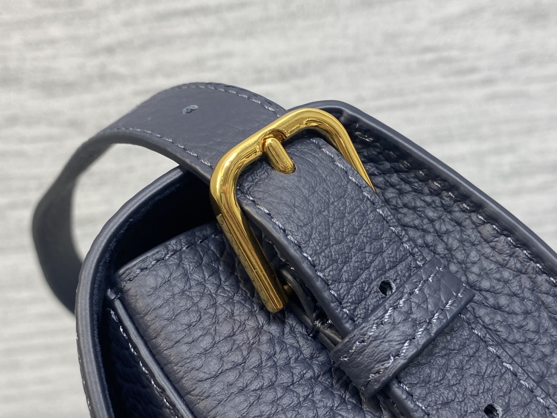 Dior 一比一深藍Bobby半月包 女士簡約日常百搭皮革包款| 11 Dior 一比一深藍Bobby半月包 女士簡約日常百搭皮革包款