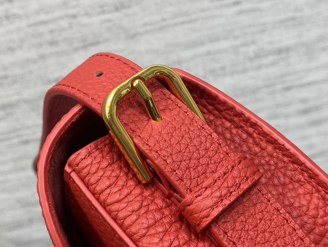 Dior A貨正紅Bobby半月包 女士款高飽和色系 吸睛出眾| 11 Dior A貨正紅Bobby半月包 女士款高飽和色系 吸睛出眾
