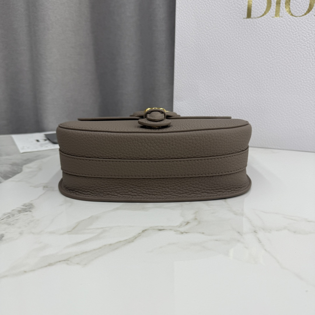 Dior 高仿灰褐色Bobby半月包 女士款沉穩百搭質感設計| 12 Dior 高仿灰褐色Bobby半月包 女士款沉穩百搭質感設計