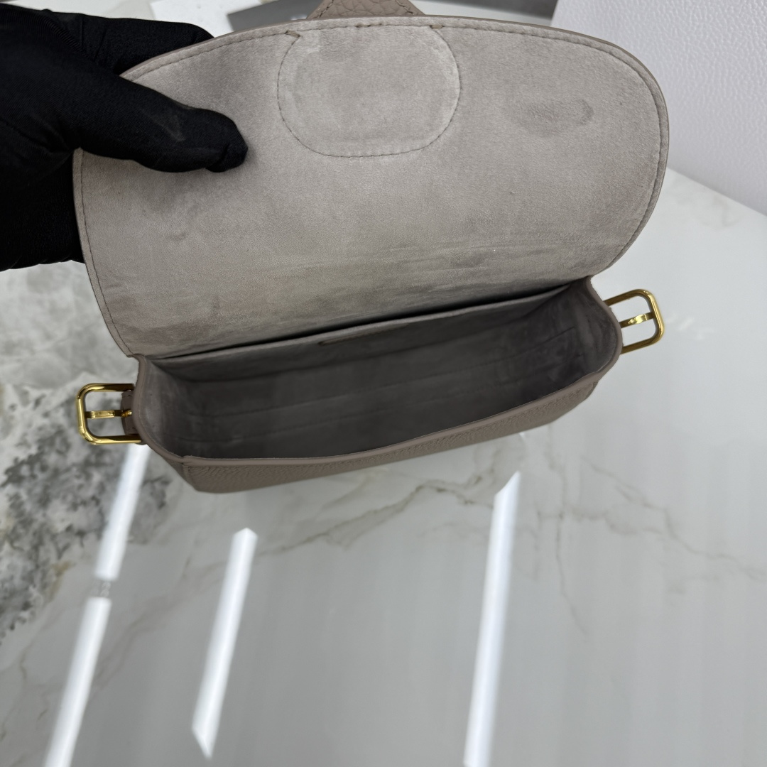 Dior 高仿灰褐色Bobby半月包 女士款沉穩百搭質感設計| 8 Dior 高仿灰褐色Bobby半月包 女士款沉穩百搭質感設計