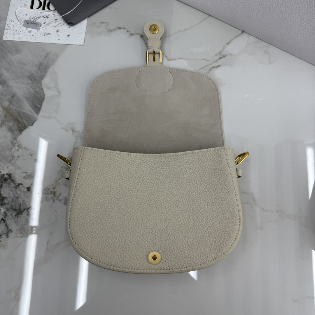 Dior 一比一奶白色Bobby半月包 女士質感通勤款式推薦| 9 Dior 一比一奶白色Bobby半月包 女士質感通勤款式推薦