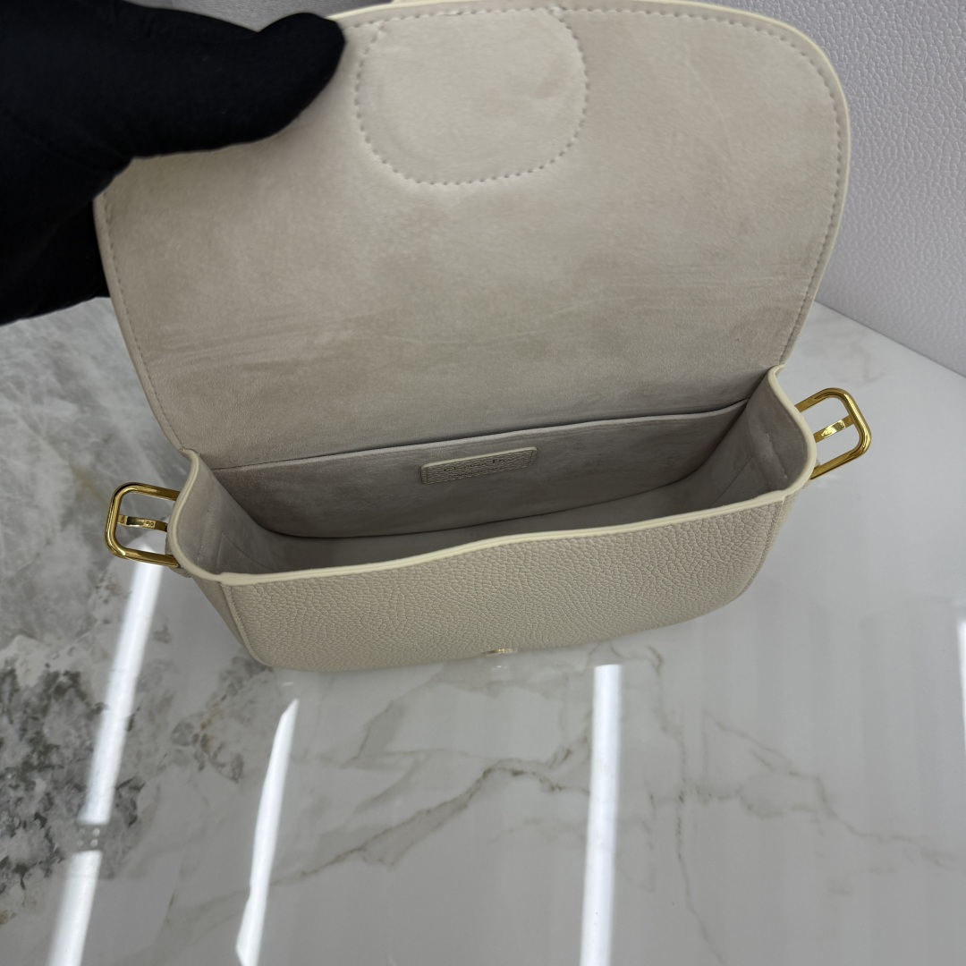 Dior 一比一奶白色Bobby半月包 女士質感通勤款式推薦| 8 Dior 一比一奶白色Bobby半月包 女士質感通勤款式推薦