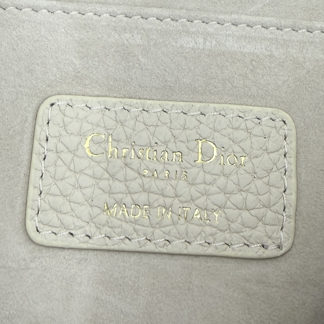 Dior 一比一奶白色Bobby半月包 女士質感通勤款式推薦| 7 Dior 一比一奶白色Bobby半月包 女士質感通勤款式推薦