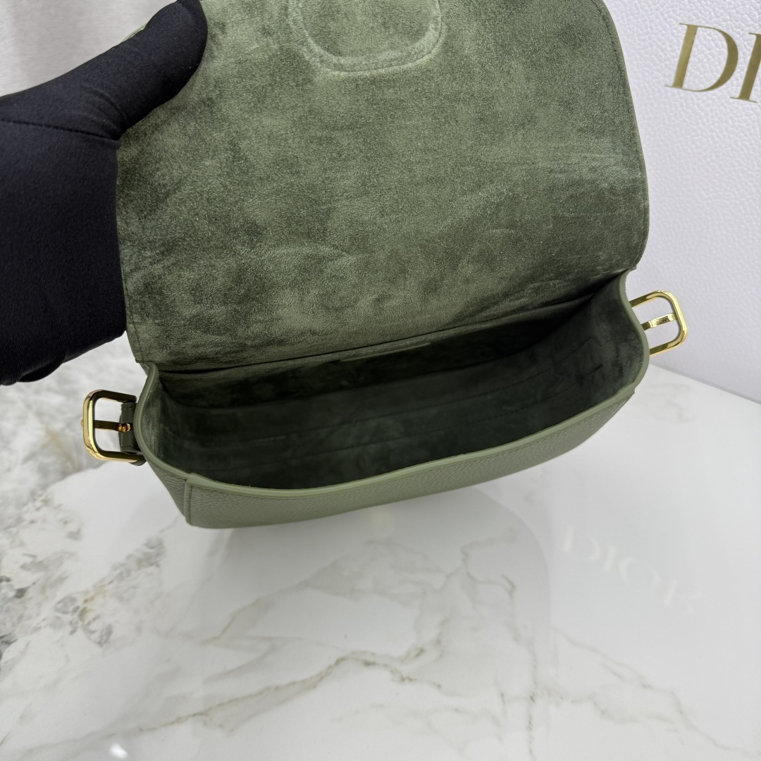 Dior 原單墨綠Bobby半月包 女士款個性色系搭配有型推薦| 8 Dior 原單墨綠Bobby半月包 女士款個性色系搭配有型推薦