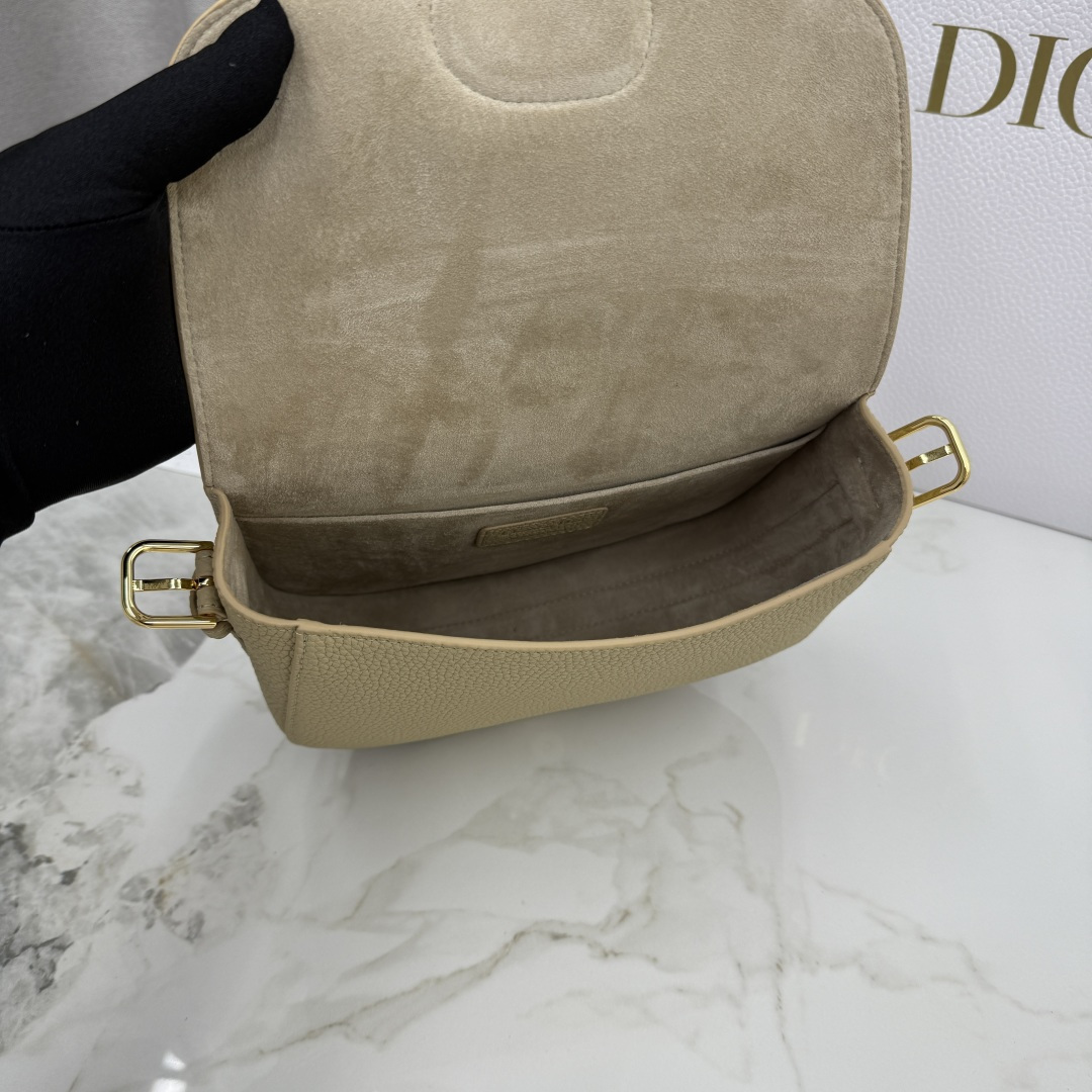 Dior 高仿卡其色Bobby半月包 女士款日常耐看推薦色系| 8 Dior 高仿卡其色Bobby半月包 女士款日常耐看推薦色系