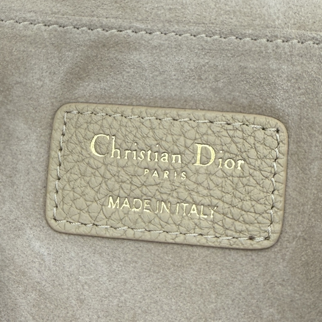 Dior 高仿卡其色Bobby半月包 女士款日常耐看推薦色系| 7 Dior 高仿卡其色Bobby半月包 女士款日常耐看推薦色系