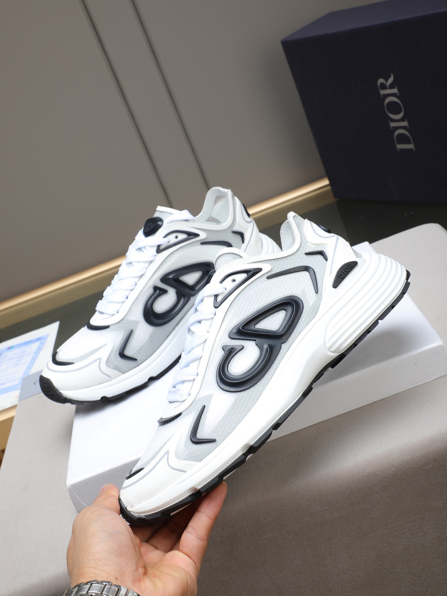 Dior 高仿男士運動鞋白灰配色 彈力輕盈舒適款 潮流感十足設計| 14 Dior 高仿男士運動鞋白灰配色 彈力輕盈舒適款 潮流感十足設計