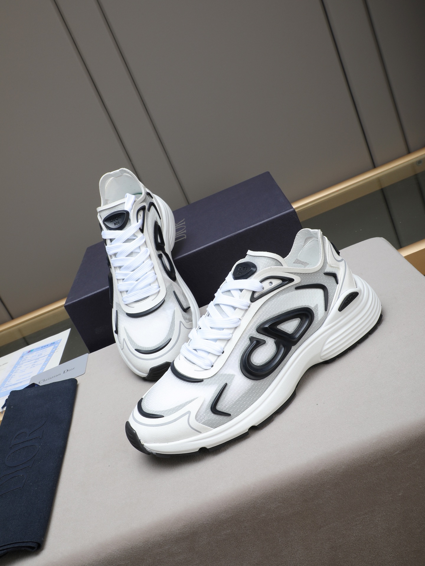Dior 高仿男士運動鞋白灰配色 彈力輕盈舒適款 潮流感十足設計| 9 Dior 高仿男士運動鞋白灰配色 彈力輕盈舒適款 潮流感十足設計