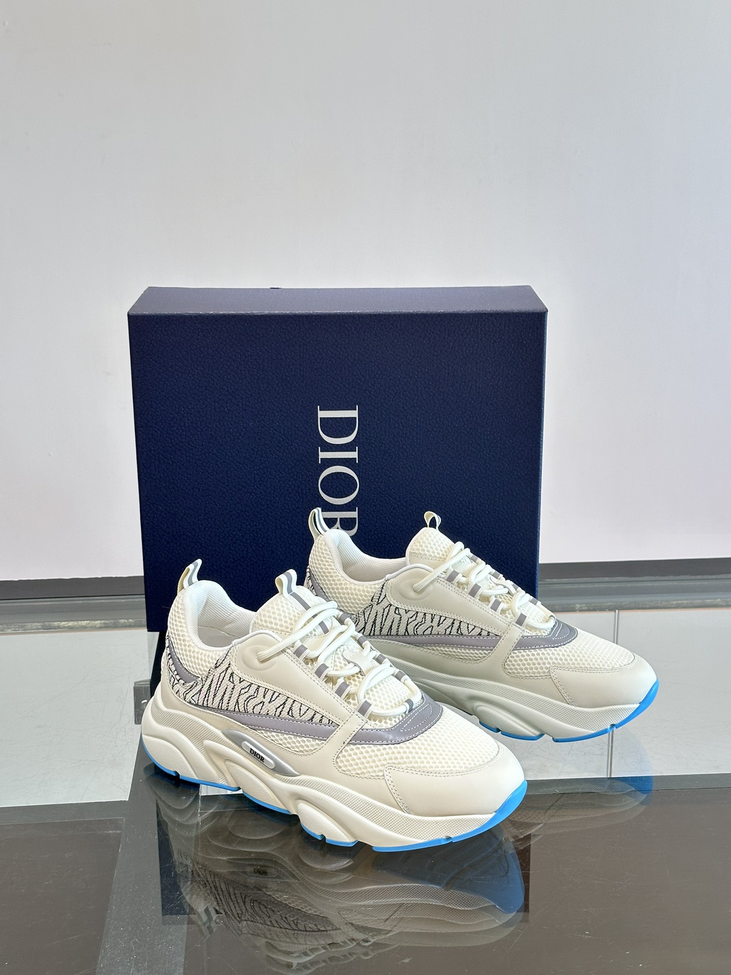 Dior 一比一男士白底藍邊厚底球鞋 運動感線條設計 活力百搭款| 11 Dior 一比一男士白底藍邊厚底球鞋 運動感線條設計 活力百搭款