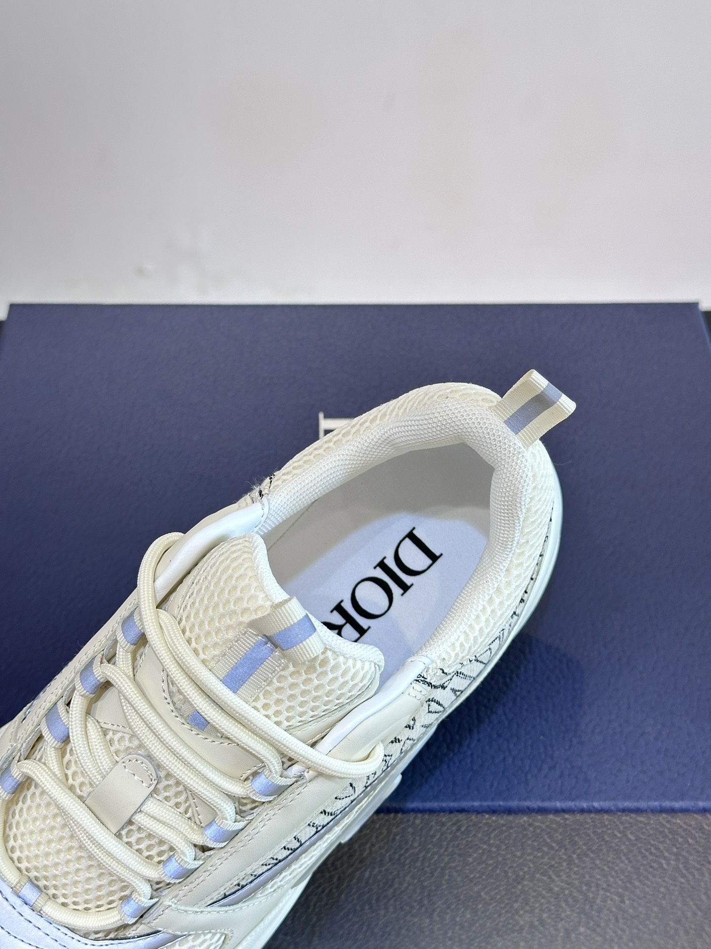 Dior 一比一男士白底藍邊厚底球鞋 運動感線條設計 活力百搭款| 9 Dior 一比一男士白底藍邊厚底球鞋 運動感線條設計 活力百搭款