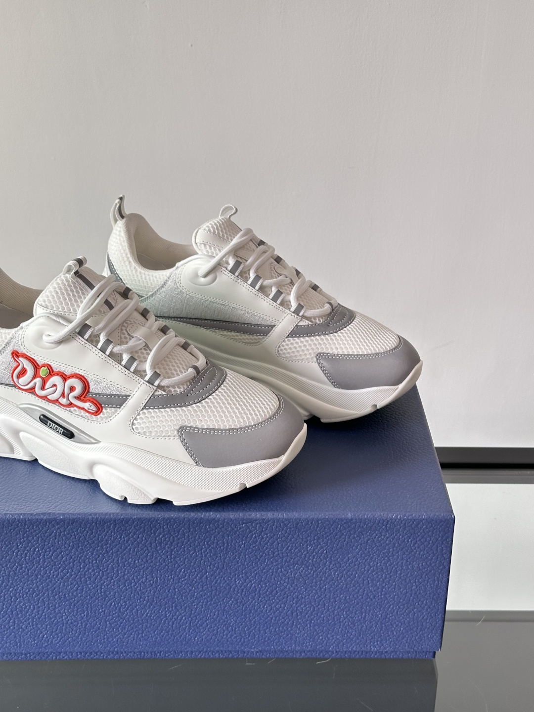 Dior 原單男士白紅刺繡潮流鞋 復古街頭感混搭設計 活力十足| 8 Dior 原單男士白紅刺繡潮流鞋 復古街頭感混搭設計 活力十足