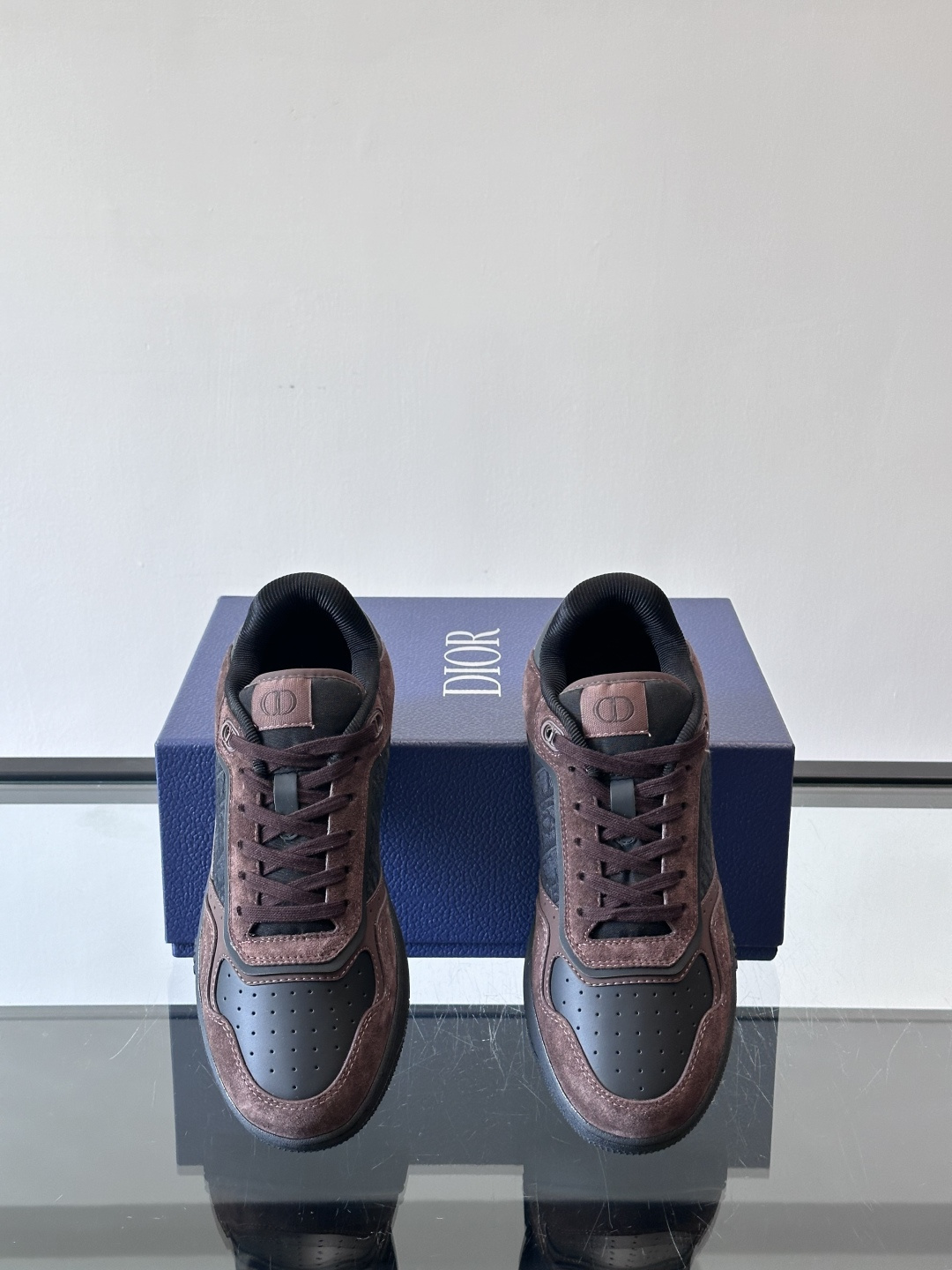 Dior 精品仿製男士麂皮拼接球鞋 酒紅黑撞色設計 質感街頭風| 10 Dior 精品仿製男士麂皮拼接球鞋 酒紅黑撞色設計 質感街頭風