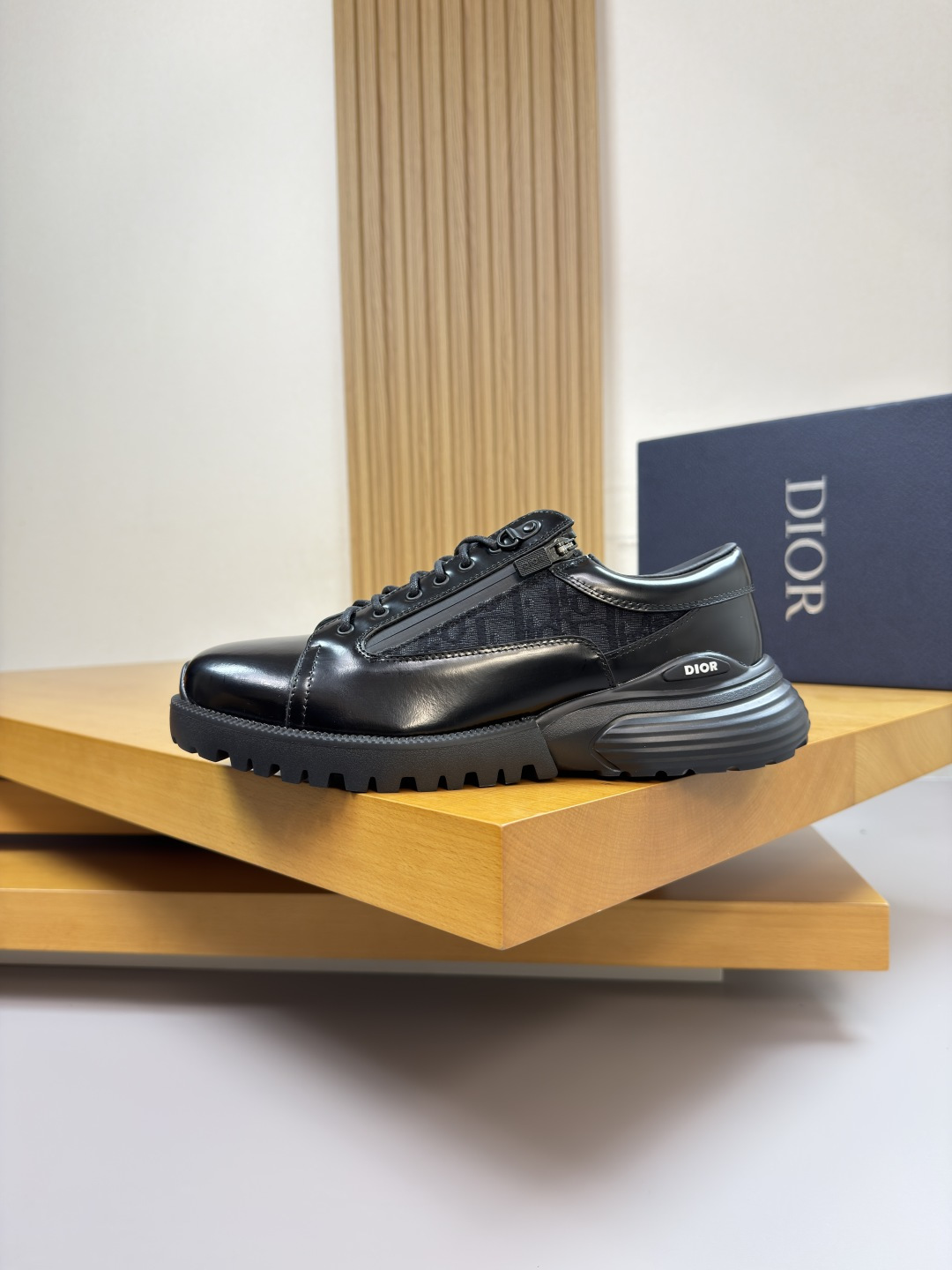 Dior 原單男士漆皮拼接運動鞋 全黑亮面設計 都會機能潮感款| 11 Dior 原單男士漆皮拼接運動鞋 全黑亮面設計 都會機能潮感款