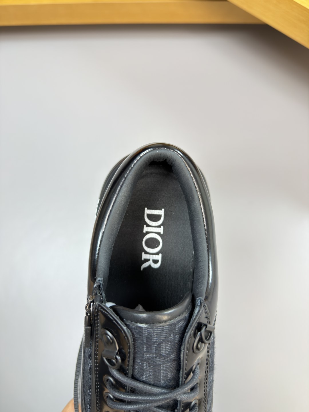 Dior 原單男士漆皮拼接運動鞋 全黑亮面設計 都會機能潮感款| 9 Dior 原單男士漆皮拼接運動鞋 全黑亮面設計 都會機能潮感款