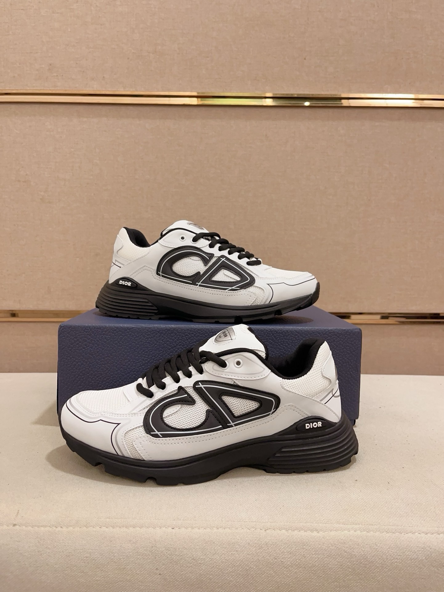 Dior 高仿男士白黑撞色運動鞋 厚底造型設計 百搭日常穿搭款| 9 Dior 高仿男士白黑撞色運動鞋 厚底造型設計 百搭日常穿搭款