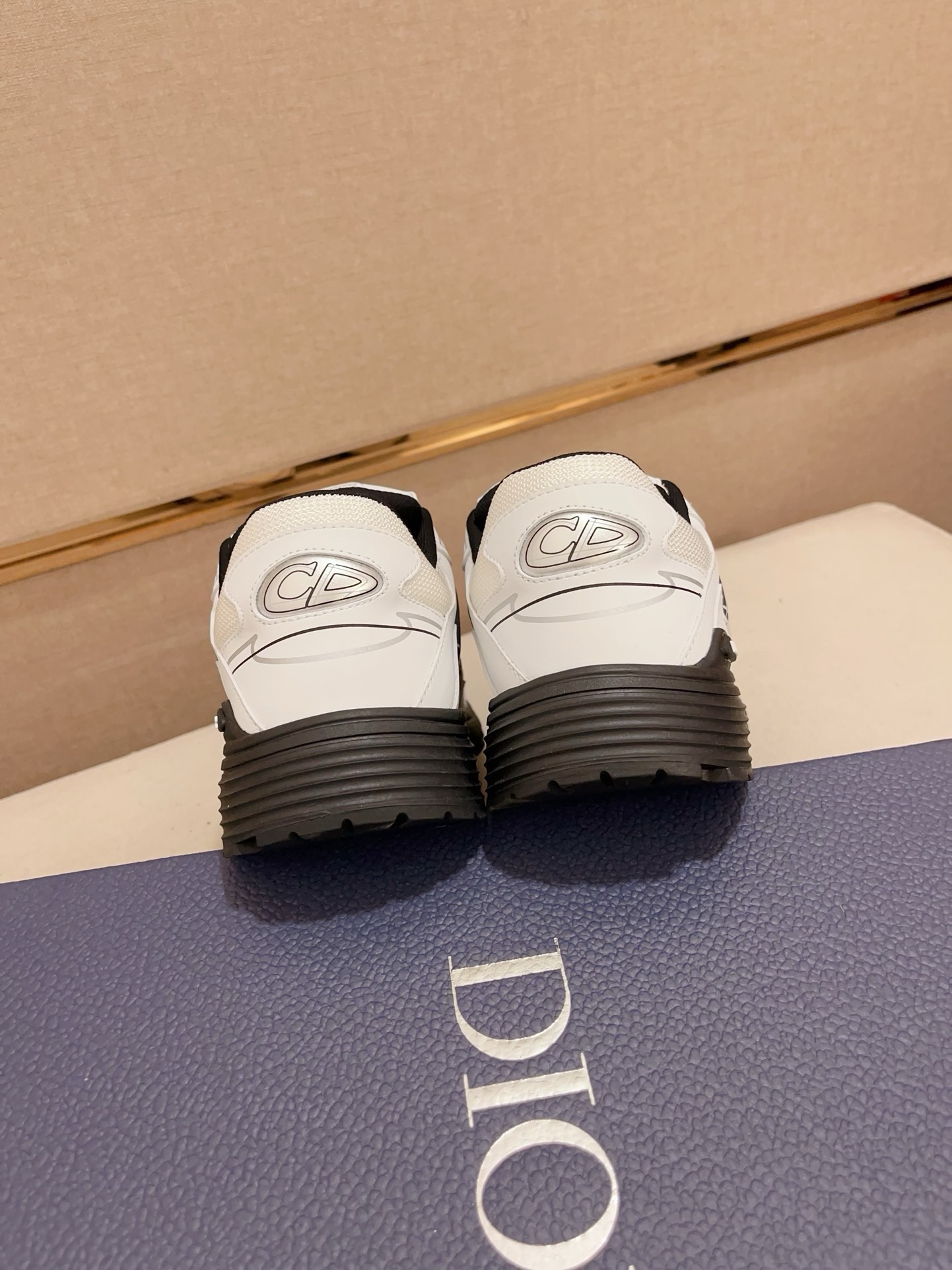 Dior 高仿男士白黑撞色運動鞋 厚底造型設計 百搭日常穿搭款| 8 Dior 高仿男士白黑撞色運動鞋 厚底造型設計 百搭日常穿搭款