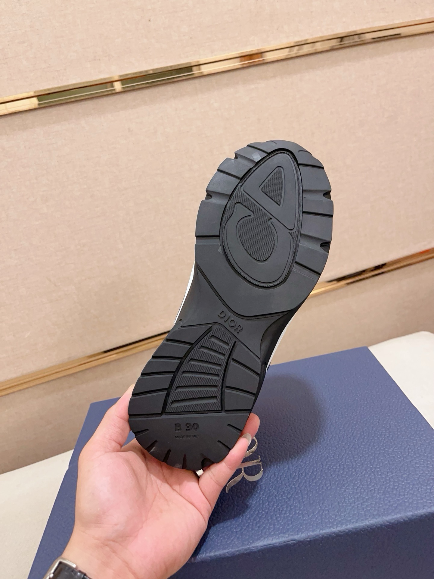 Dior 高仿男士白黑撞色運動鞋 厚底造型設計 百搭日常穿搭款| 7 Dior 高仿男士白黑撞色運動鞋 厚底造型設計 百搭日常穿搭款
