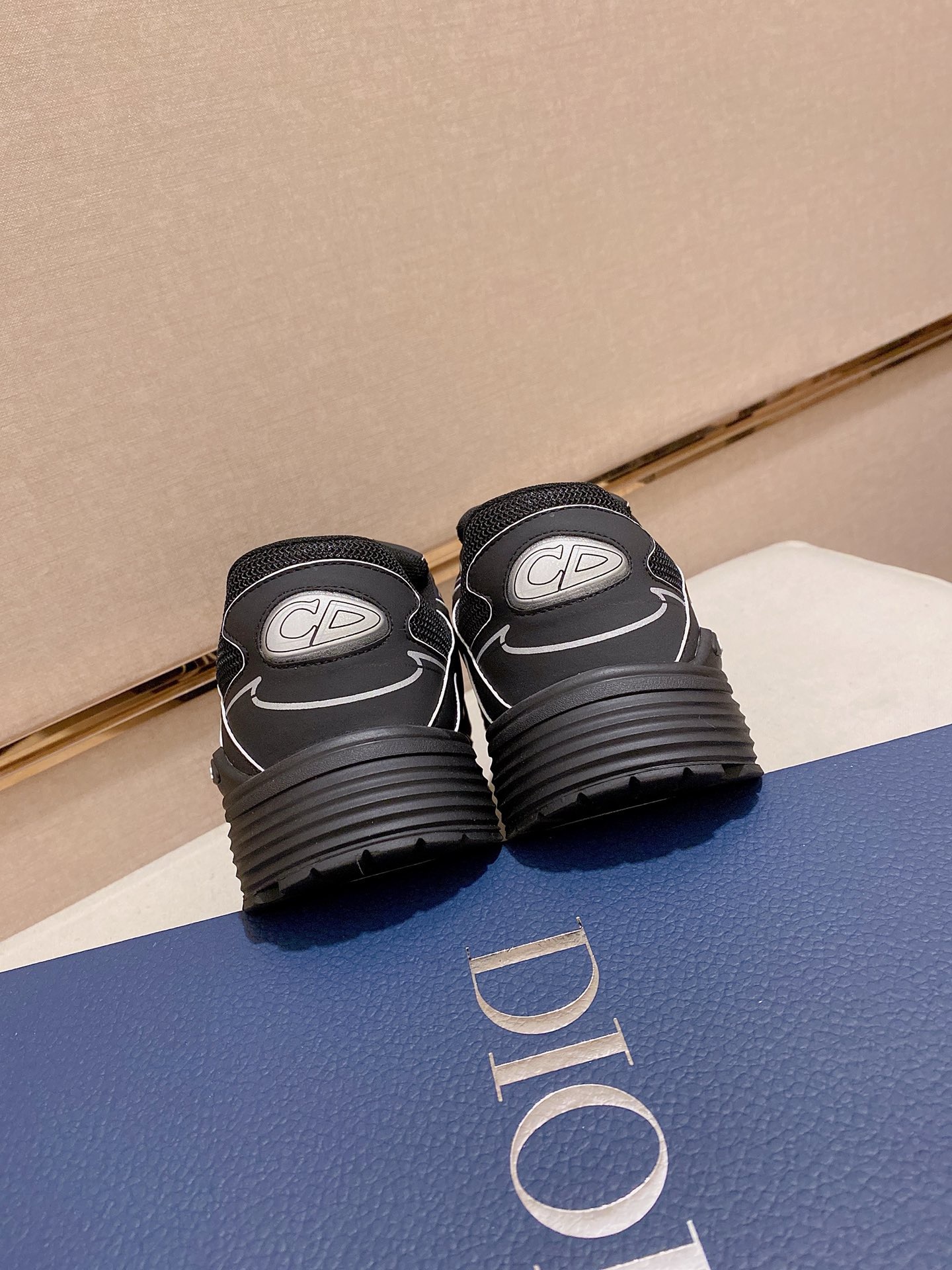 Dior 一比一男士全黑CD厚底慢跑鞋 網布設計 時尚潮流感滿分| 8 Dior 一比一男士全黑CD厚底慢跑鞋 網布設計 時尚潮流感滿分