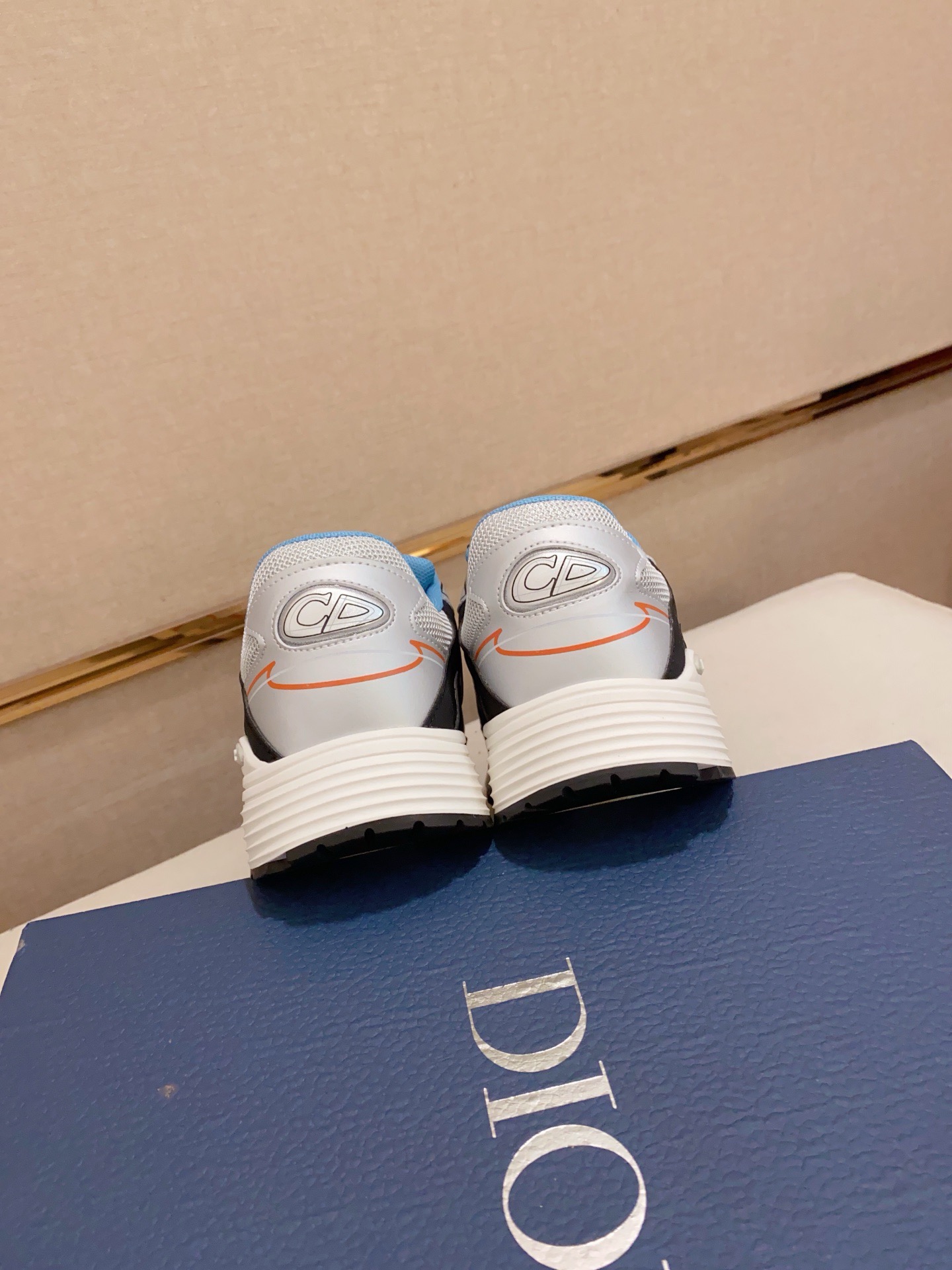 Dior 原單男士亮橘藍撞色運動鞋 未來感造型 潮流撞色輕量設計| 8 Dior 原單男士亮橘藍撞色運動鞋 未來感造型 潮流撞色輕量設計