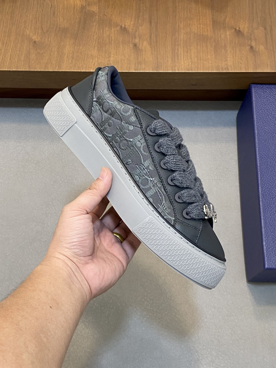 Dior 精品仿製男士灰色織紋板鞋 Darling刺繡鞋帶 潮男必備設計| 12 Dior 精品仿製男士灰色織紋板鞋 Darling刺繡鞋帶 潮男必備設計