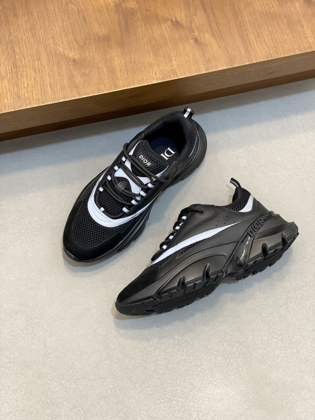 Dior A貨黑白拼接男士運動鞋 經典配色全新版本| 11 Dior A貨黑白拼接男士運動鞋 經典配色全新版本