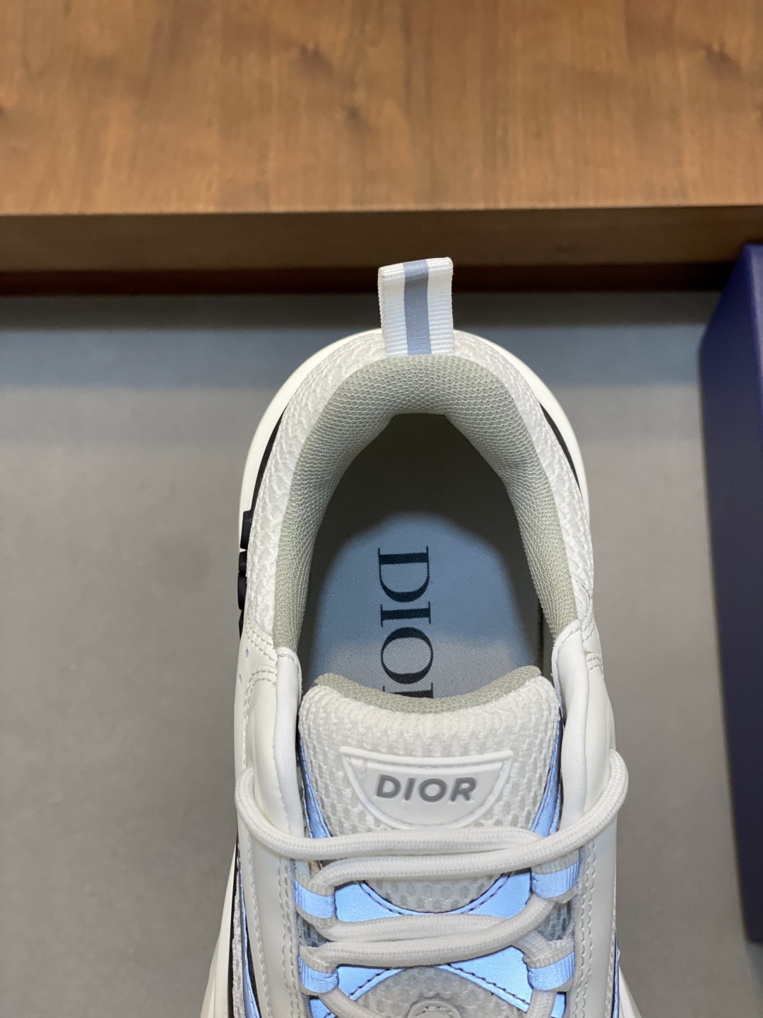 Dior高仿白灰黑拼接運動鞋 男士輕量氣墊設計款| 9 Dior高仿白灰黑拼接運動鞋 男士輕量氣墊設計款