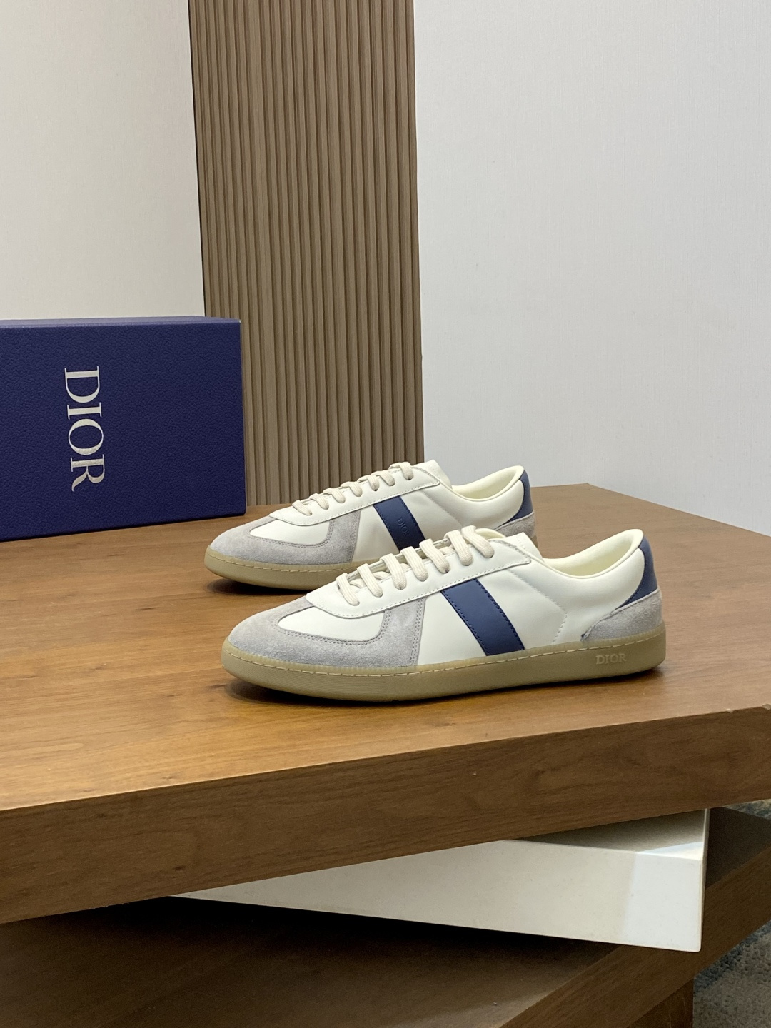 Dior 高仿 男士白灰藍拼接休閒鞋 經典耐看德訓鞋版型| 13 Dior 高仿 男士白灰藍拼接休閒鞋 經典耐看德訓鞋版型