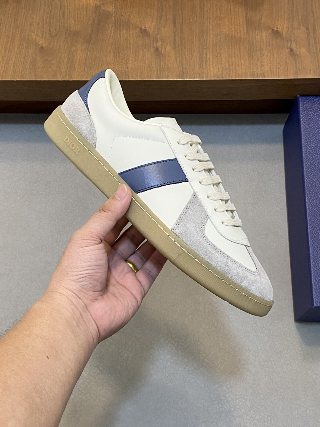Dior 高仿 男士白灰藍拼接休閒鞋 經典耐看德訓鞋版型| 12 Dior 高仿 男士白灰藍拼接休閒鞋 經典耐看德訓鞋版型