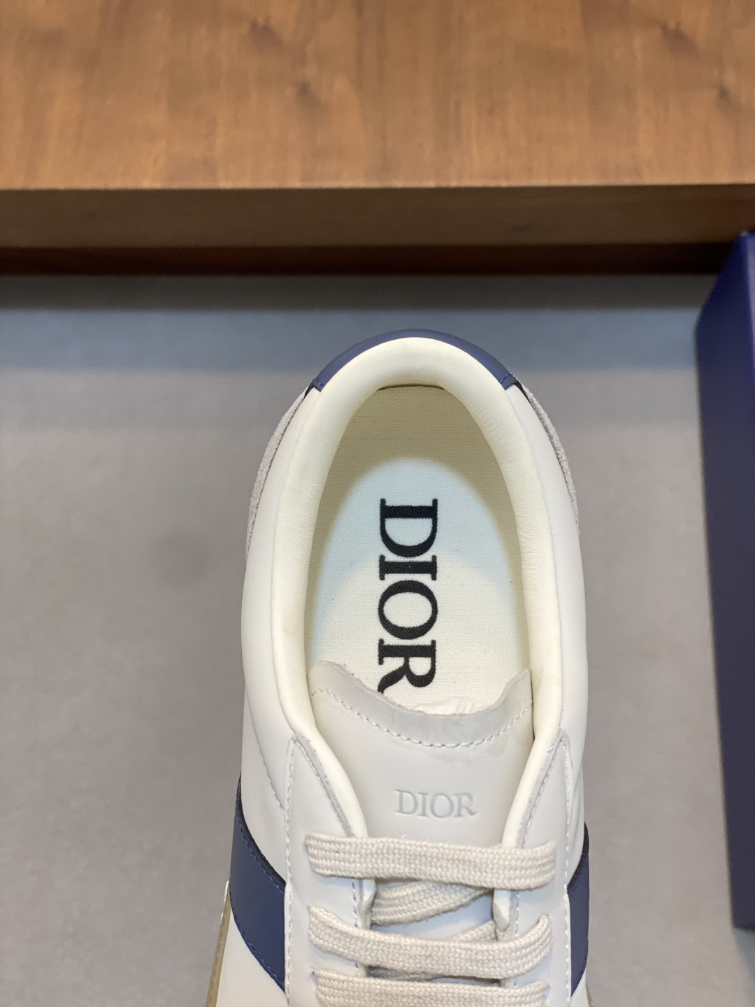 Dior 高仿 男士白灰藍拼接休閒鞋 經典耐看德訓鞋版型| 9 Dior 高仿 男士白灰藍拼接休閒鞋 經典耐看德訓鞋版型