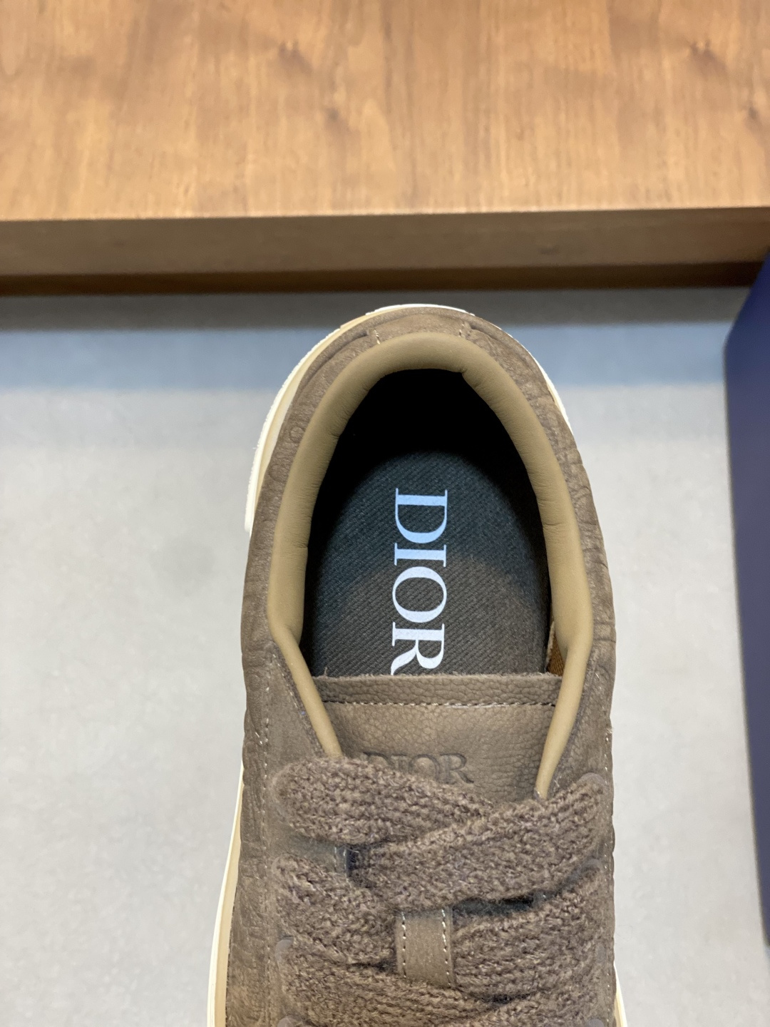 Dior 高仿 男士深咖啡休閒鞋 立體紋理簡約耐看日常款| 9 Dior 高仿 男士深咖啡休閒鞋 立體紋理簡約耐看日常款