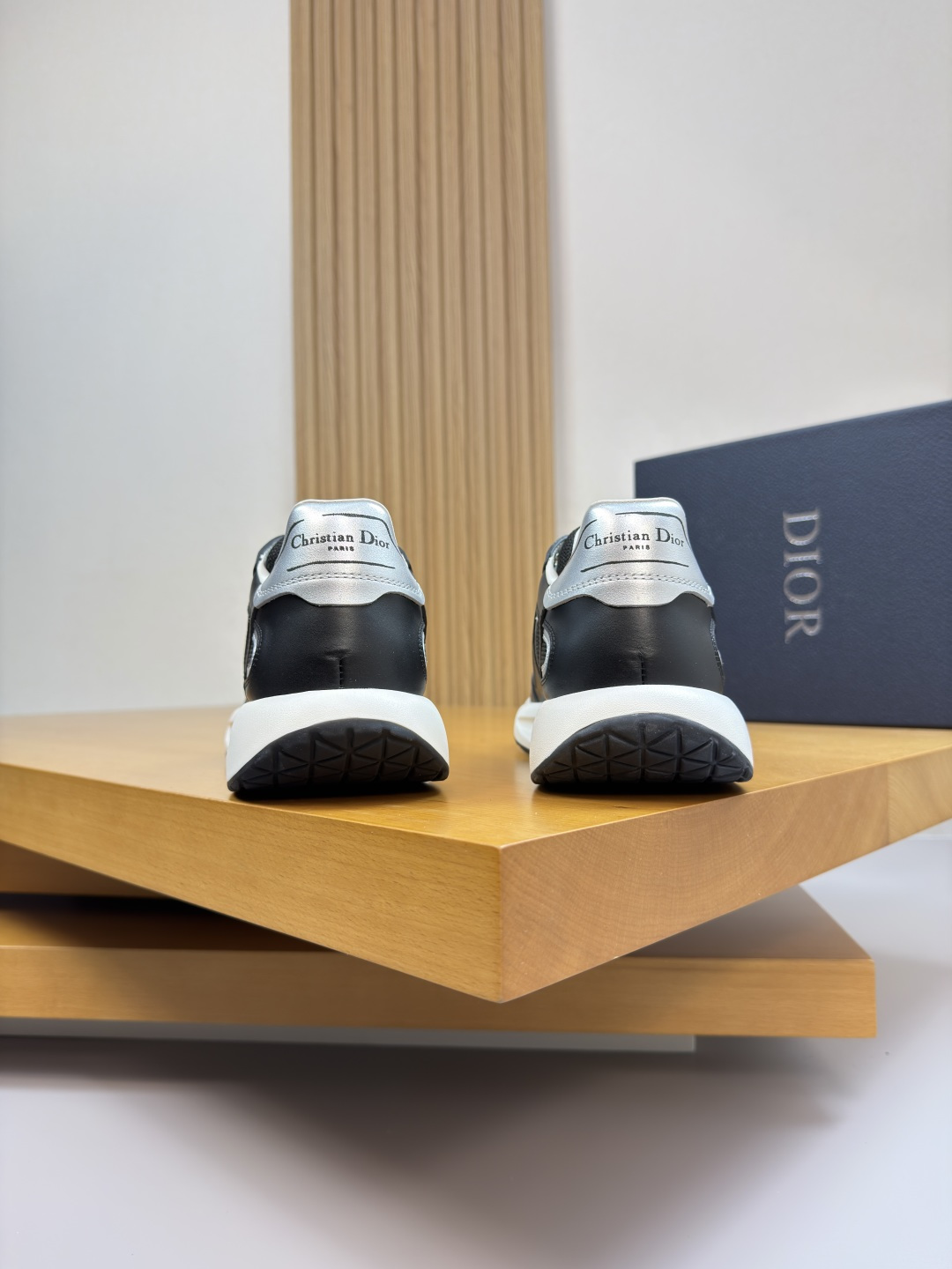 Dior 一比一 男士黑銀科技運動鞋 前衛線條拼接休閒款| 8 Dior 一比一 男士黑銀科技運動鞋 前衛線條拼接休閒款