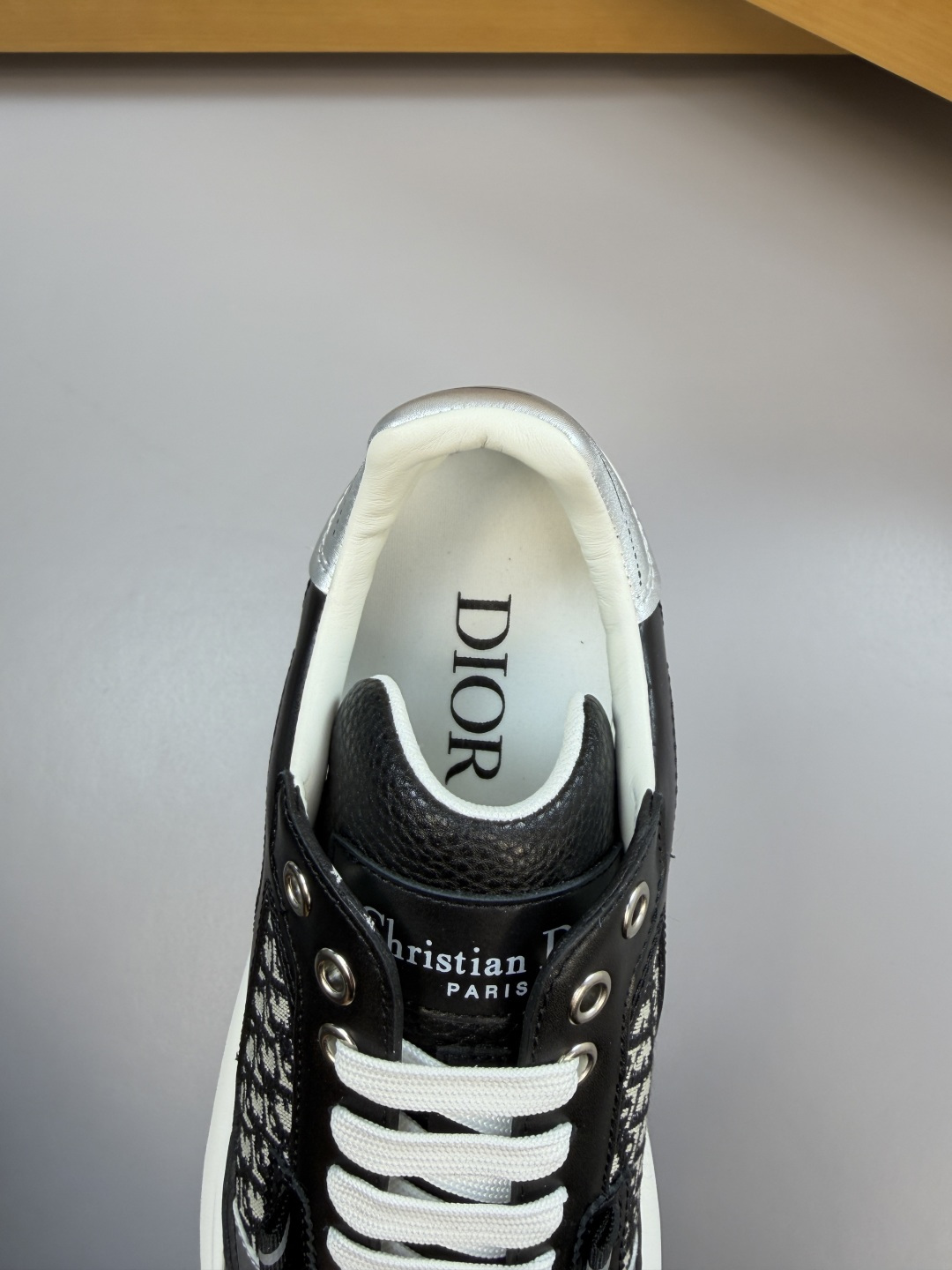 Dior 高仿男士 Oblique 老花運動鞋 經典黑白配色百搭款 2026潮流舒適設計| 9 Dior 高仿男士 Oblique 老花運動鞋 經典黑白配色百搭款 2026潮流舒適設計