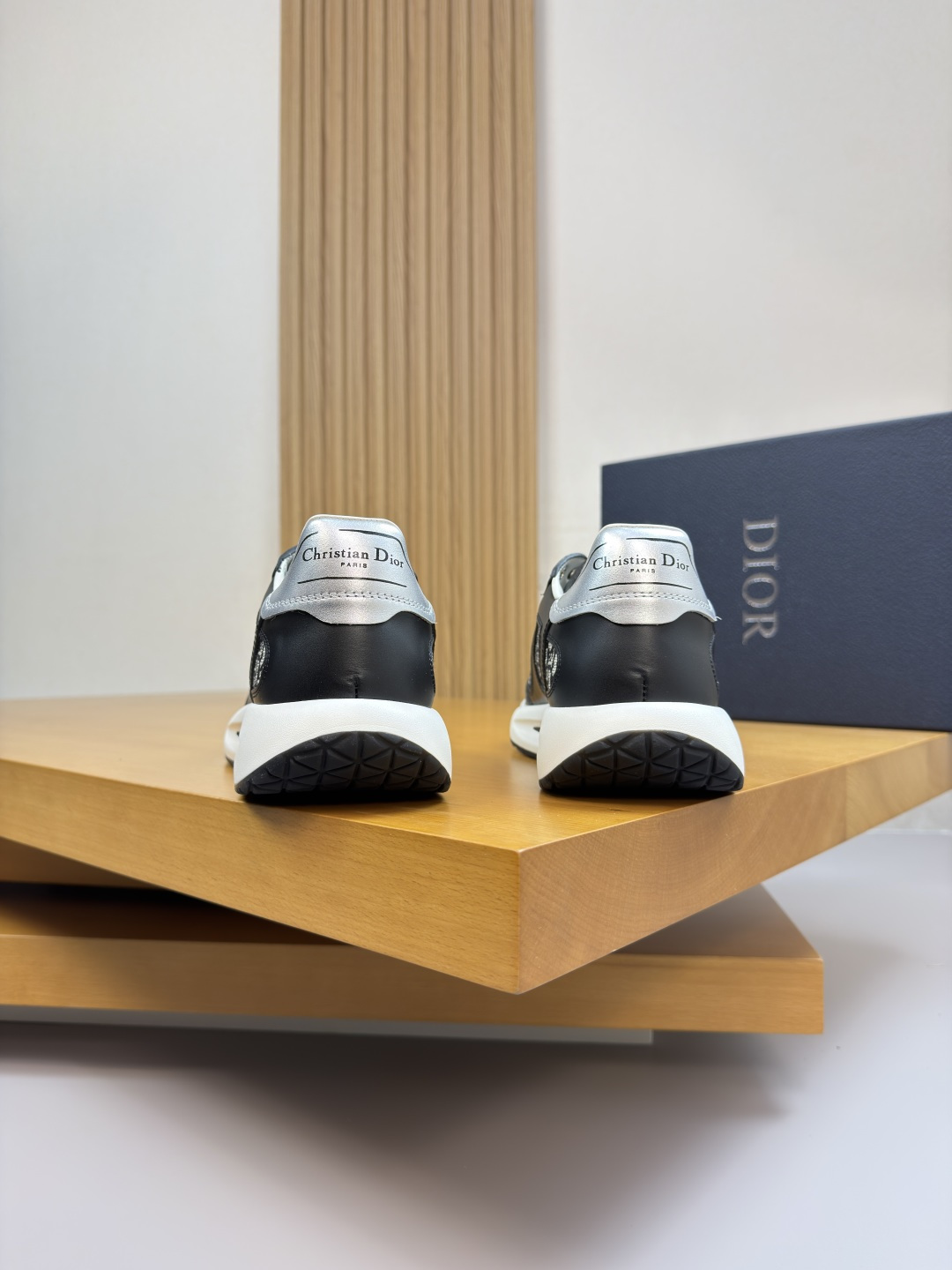 Dior 高仿男士 Oblique 老花運動鞋 經典黑白配色百搭款 2026潮流舒適設計| 8 Dior 高仿男士 Oblique 老花運動鞋 經典黑白配色百搭款 2026潮流舒適設計