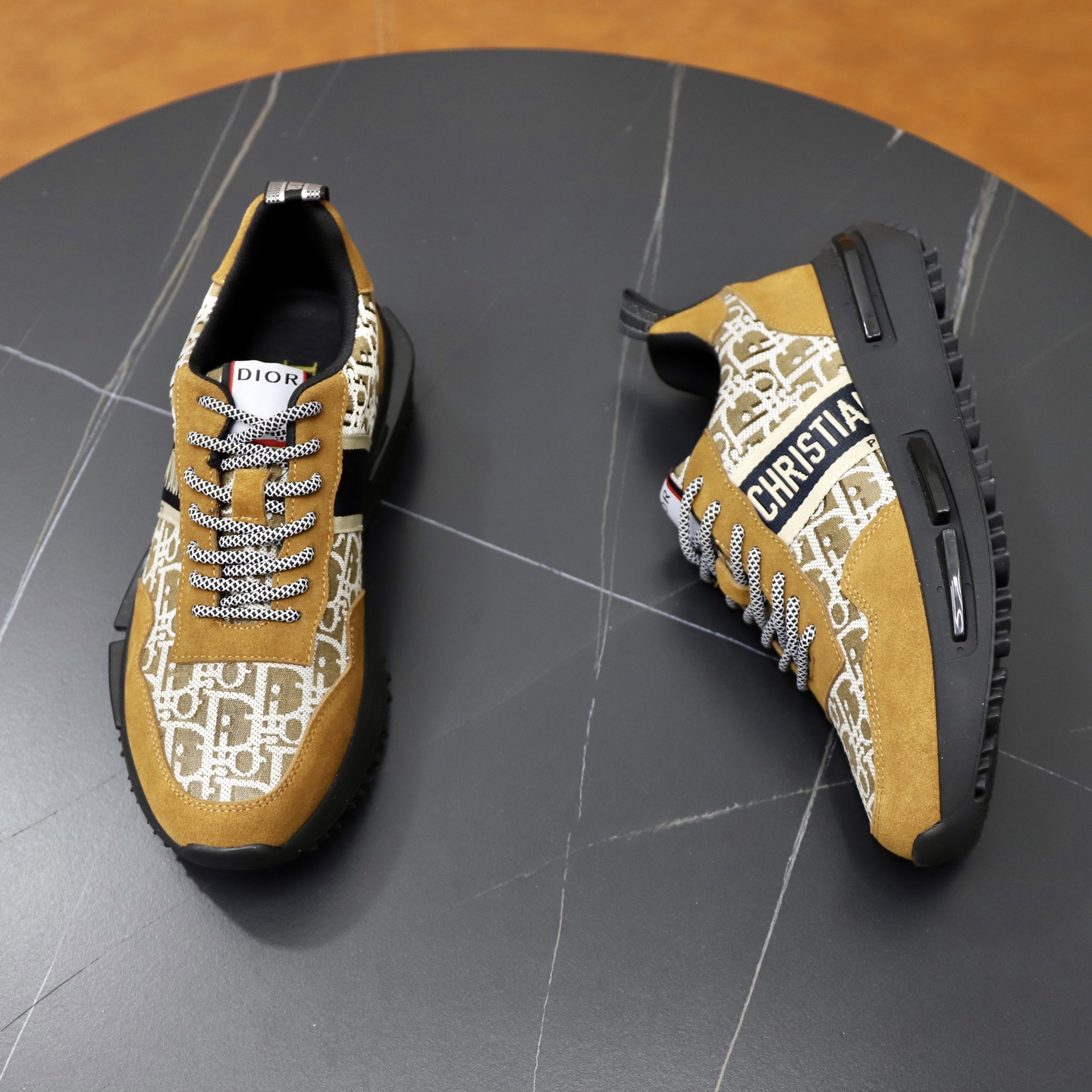 Dior A貨男士 Oblique 老花運動鞋 焦糖麂皮拼接 潮流耐看百搭風格| 9 Dior A貨男士 Oblique 老花運動鞋 焦糖麂皮拼接 潮流耐看百搭風格