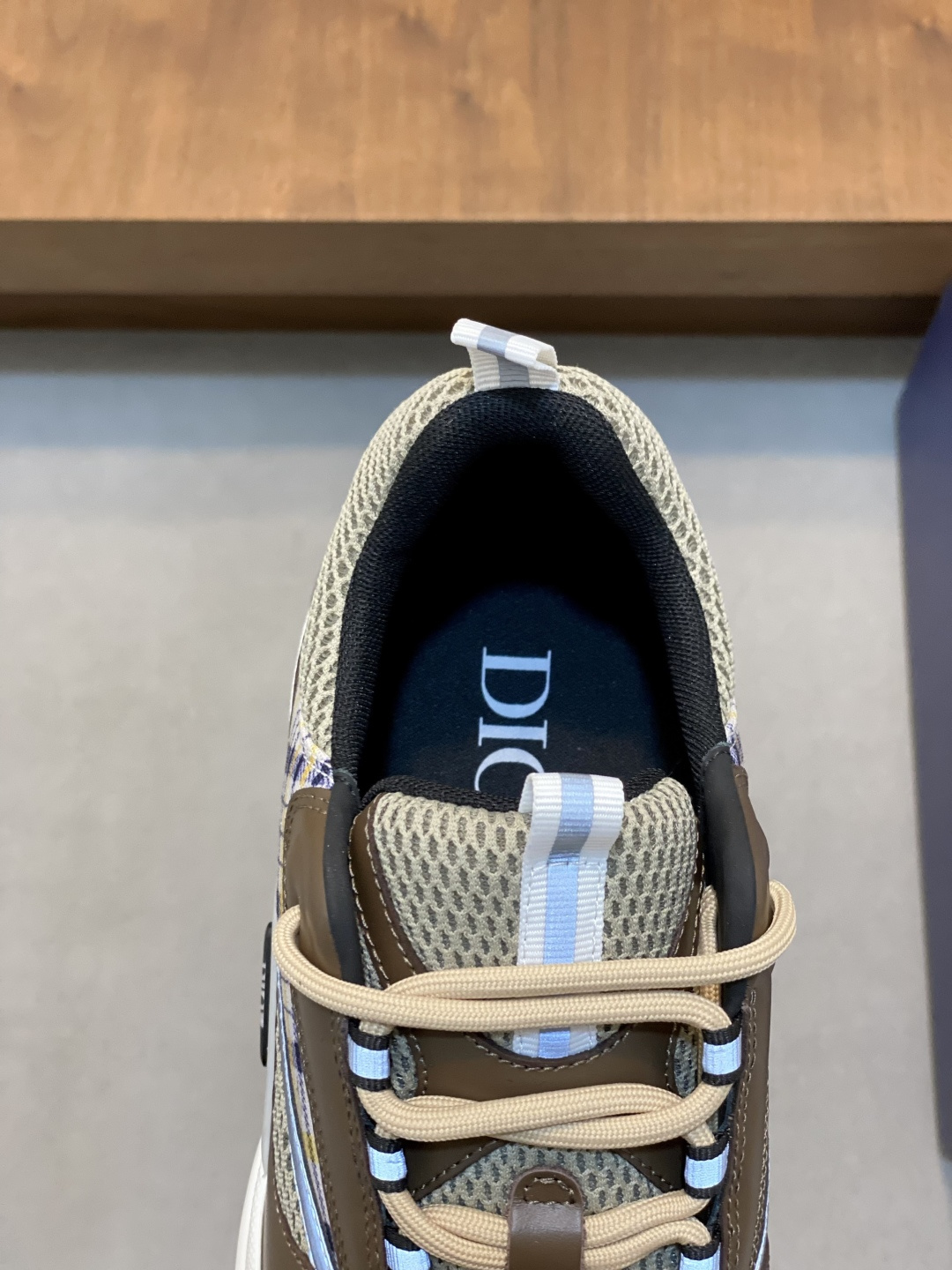 Dior 高仿男士卡其運動鞋 透氣休閒拼接款 潮流設計感十足| 9 Dior 高仿男士卡其運動鞋 透氣休閒拼接款 潮流設計感十足