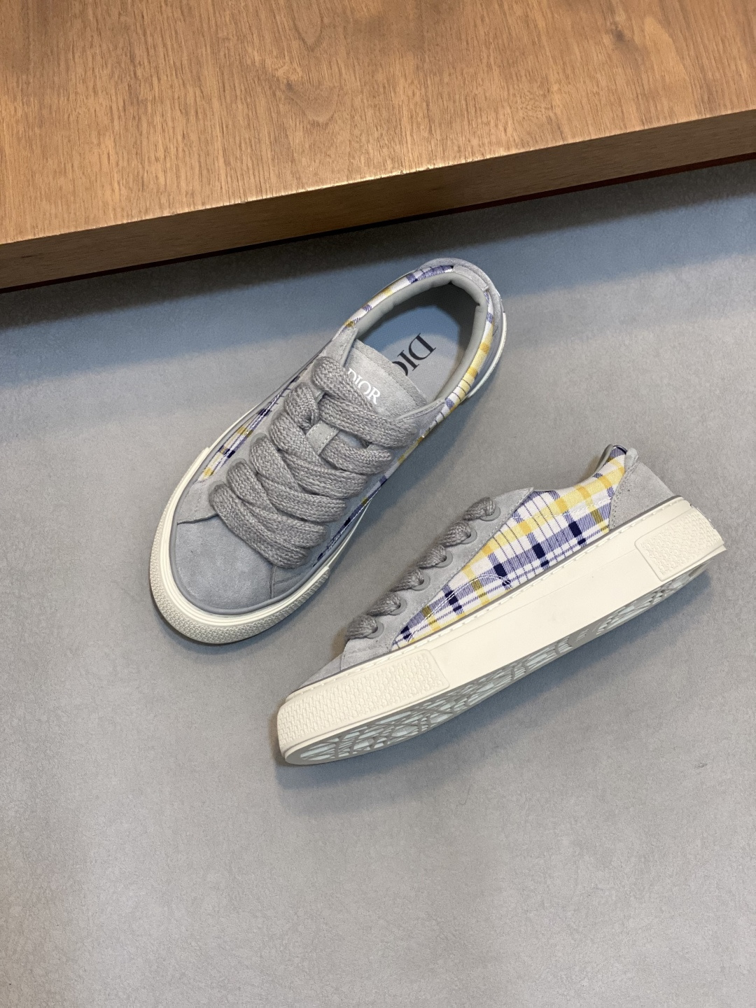 Dior 一比一灰色休閒帆布鞋 男女款經典百搭厚底造型| 11 Dior 一比一灰色休閒帆布鞋 男女款經典百搭厚底造型