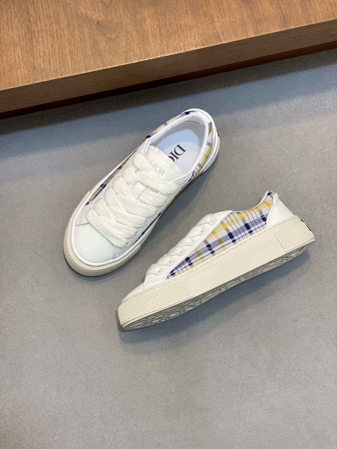 Dior 高仿白色格紋帆布鞋 男女款清新百搭休閒鞋人氣推薦| 11 Dior 高仿白色格紋帆布鞋 男女款清新百搭休閒鞋人氣推薦