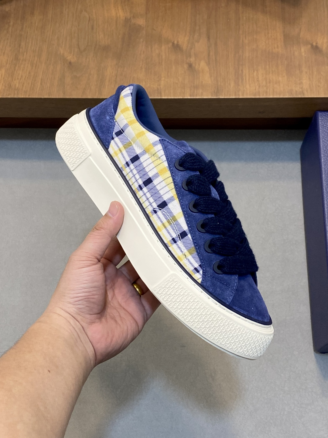 Dior 高仿深藍格紋帆布鞋 男女款復古氣質百搭鞋款| 12 Dior 高仿深藍格紋帆布鞋 男女款復古氣質百搭鞋款