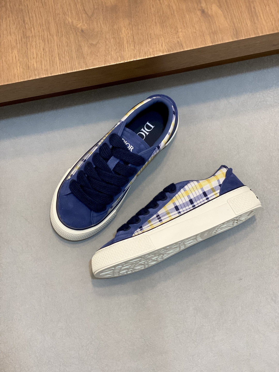Dior 高仿深藍格紋帆布鞋 男女款復古氣質百搭鞋款| 11 Dior 高仿深藍格紋帆布鞋 男女款復古氣質百搭鞋款