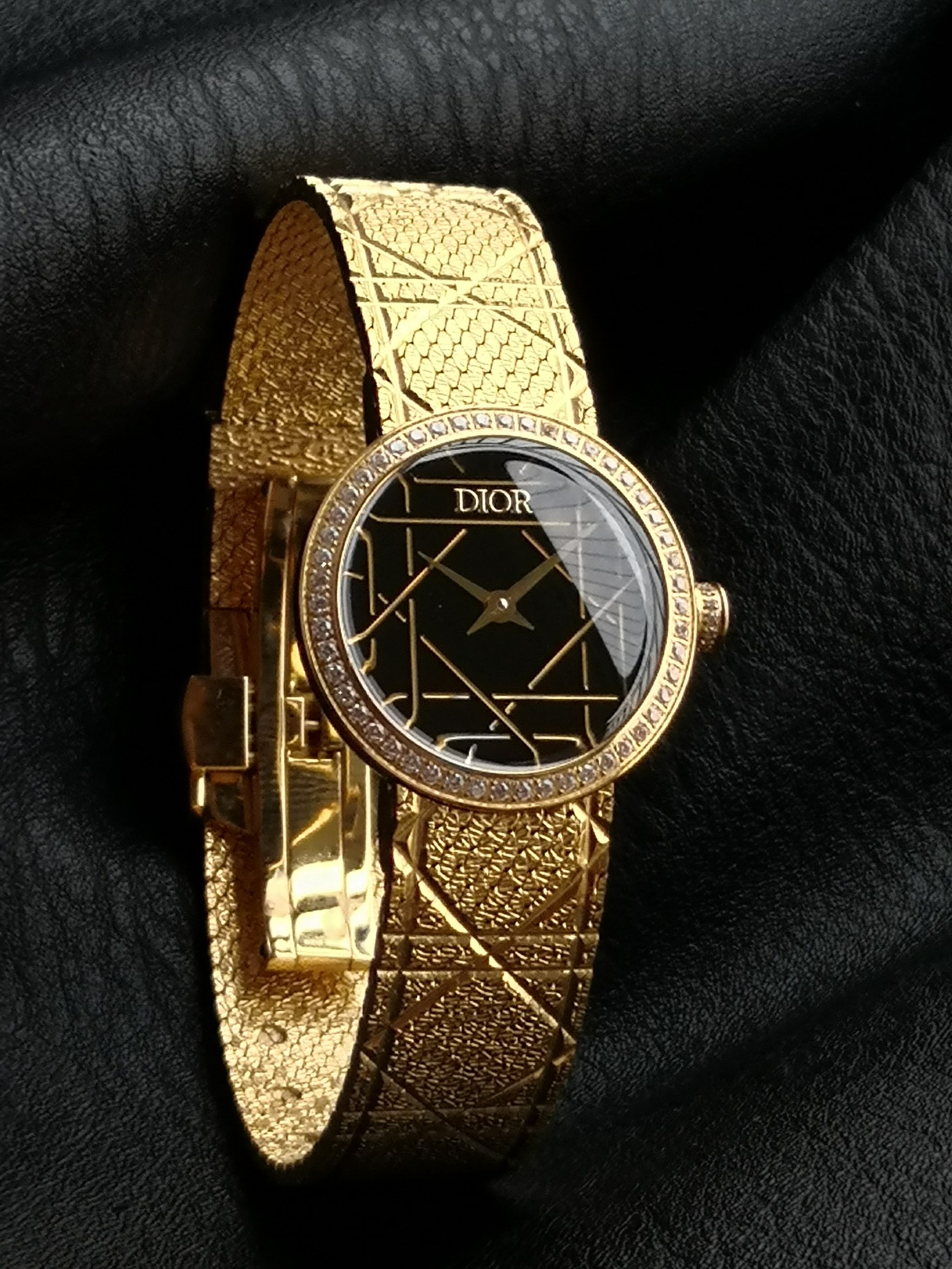 Dior精品仿製黑金幾何女錶 立體雕花奢華感款| 13 Dior精品仿製黑金幾何女錶 立體雕花奢華感款