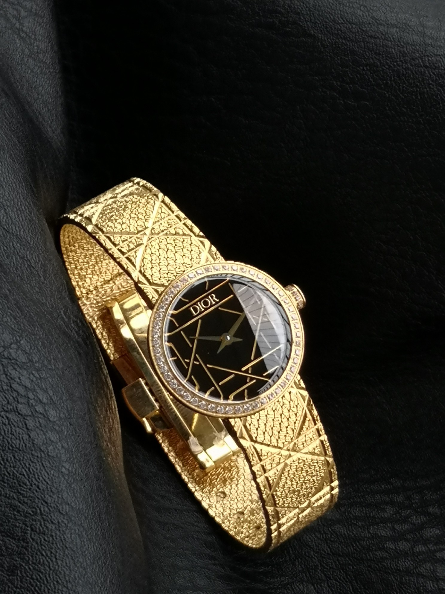 Dior精品仿製黑金幾何女錶 立體雕花奢華感款| 11 Dior精品仿製黑金幾何女錶 立體雕花奢華感款