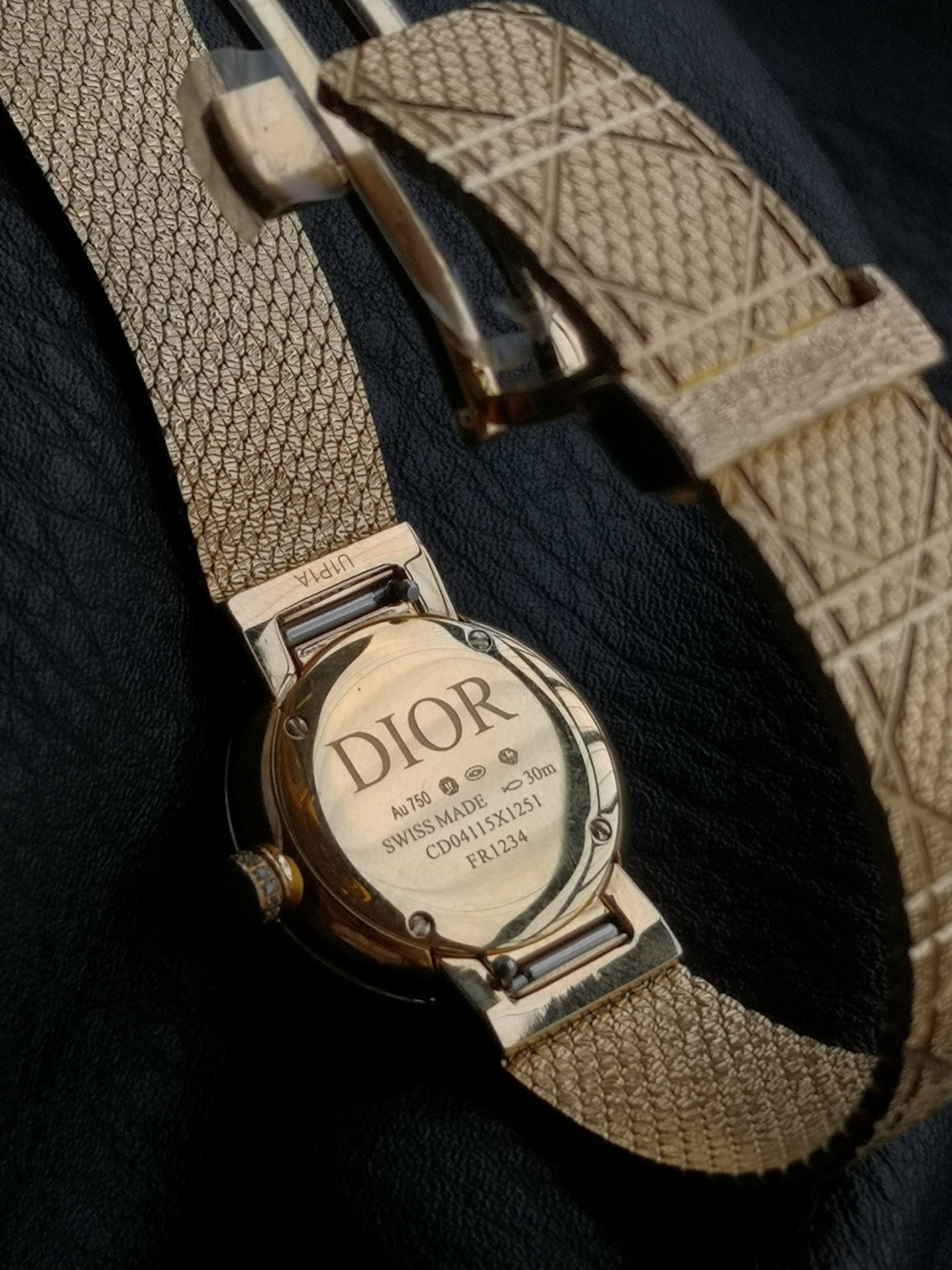 Dior精品仿製黑金幾何女錶 立體雕花奢華感款| 7 Dior精品仿製黑金幾何女錶 立體雕花奢華感款