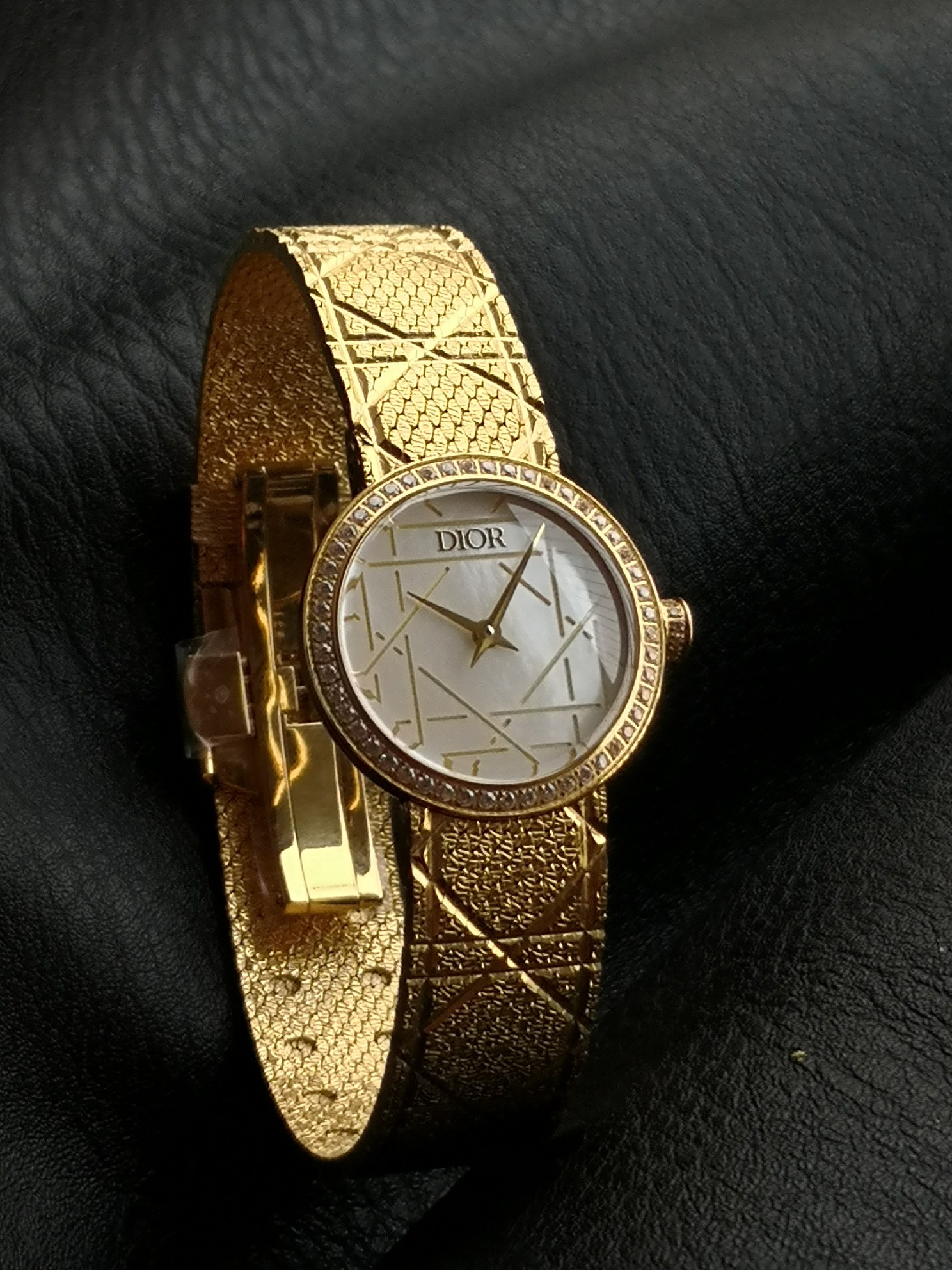 Dior A貨金色幾何女錶 鑽圈設計百搭金雕紋款| 14 Dior A貨金色幾何女錶 鑽圈設計百搭金雕紋款