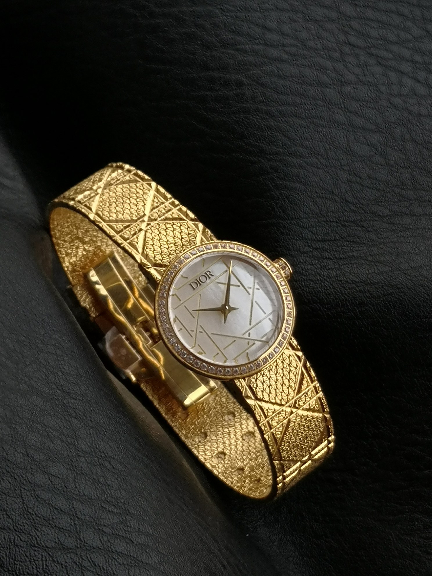 Dior A貨金色幾何女錶 鑽圈設計百搭金雕紋款| 10 Dior A貨金色幾何女錶 鑽圈設計百搭金雕紋款