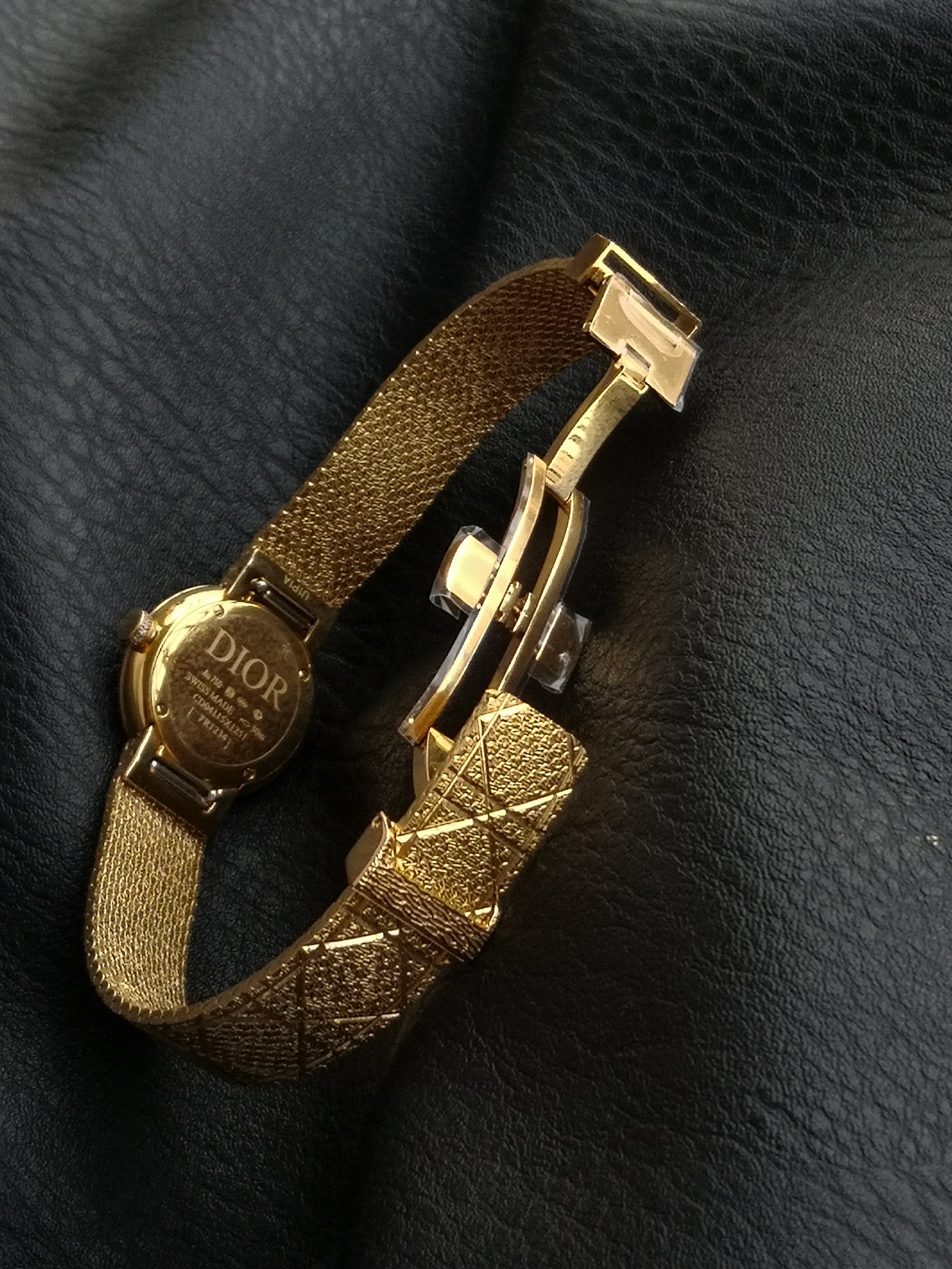 Dior A貨金色幾何女錶 鑽圈設計百搭金雕紋款| 8 Dior A貨金色幾何女錶 鑽圈設計百搭金雕紋款